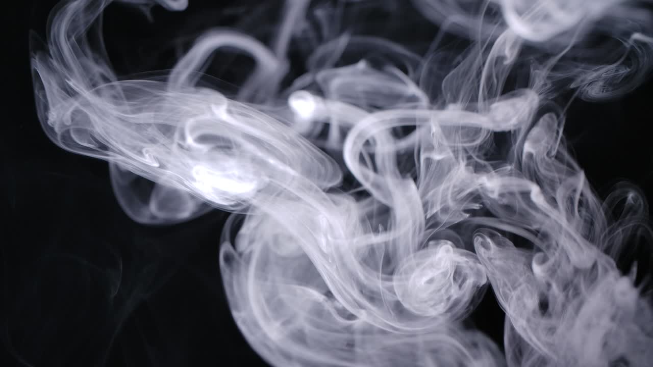 el humo blanco real se mueve sobre un fondo negro.