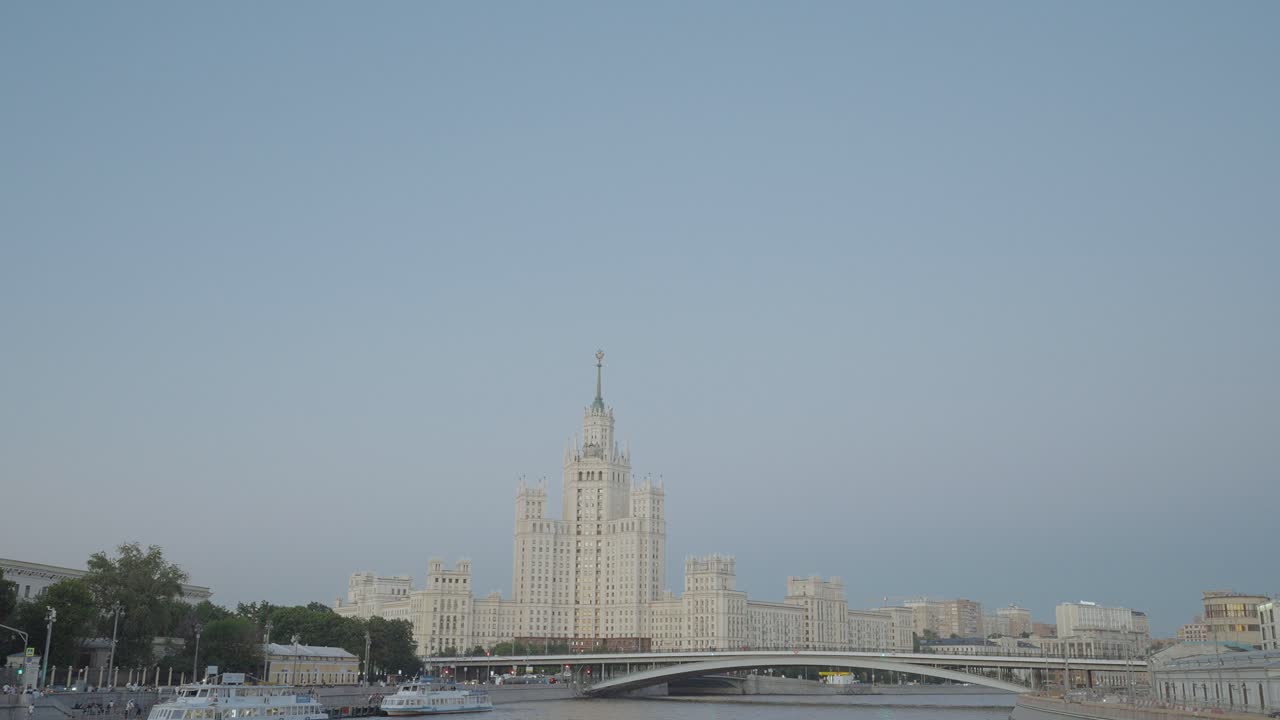 Moskva Bybillede i Skumringen med Kotelnicheskaya-kajen og Floden