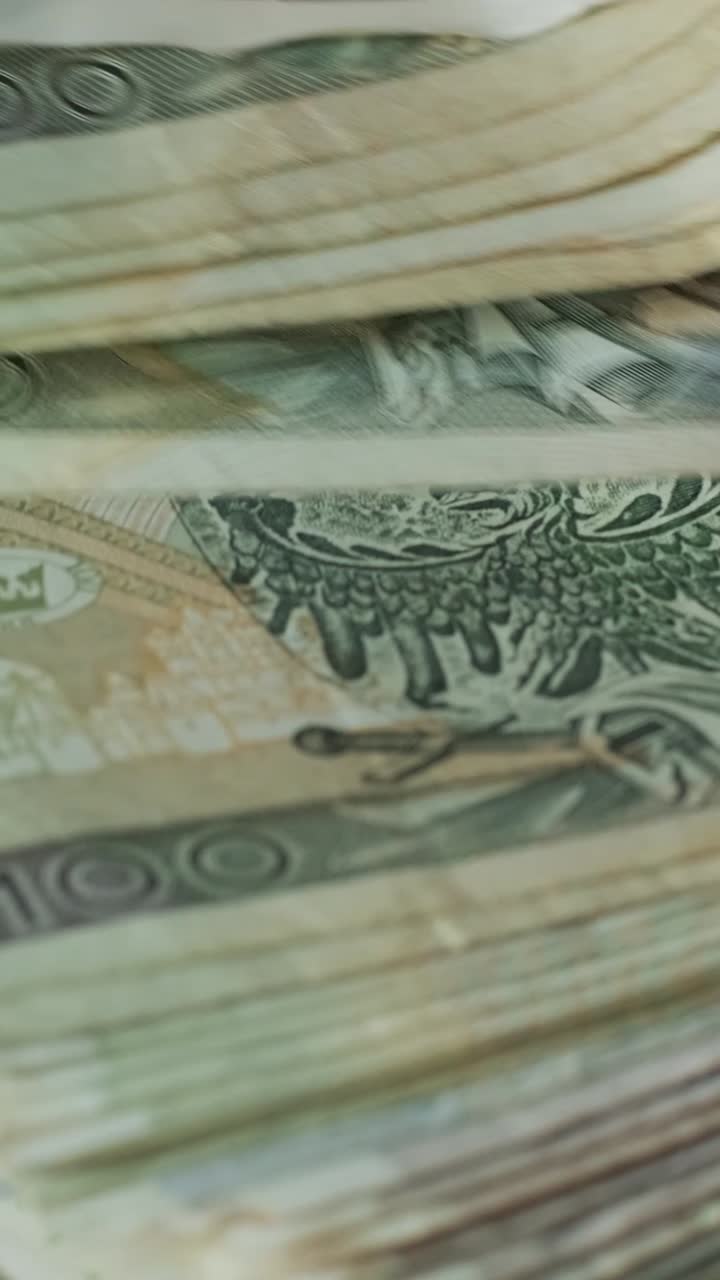 Jarak Dekat Tangan Menghitung Uang Kertas 100 Zloty Polandia