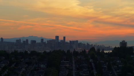 centro de la ciudad de vancouver visto desde el asentamiento de burnaby en canadá al atardecer