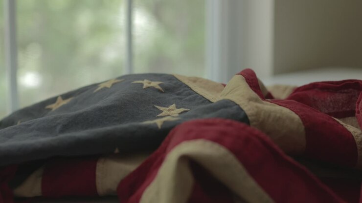 Dettaglio della bandiera americana con 13 stelle della rivoluzione.