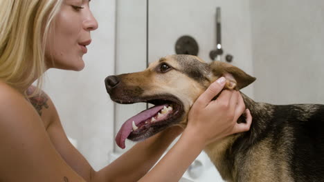 Frau-Und-Hund-Im-Badezimmer