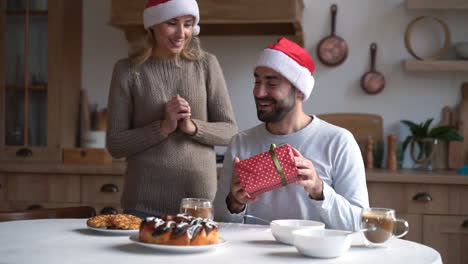 Junge-Frau-Bedeckt-Mannaugen,-Um-Mit-Weihnachtsgeschenk-Zu-Hause-Zu-überraschen