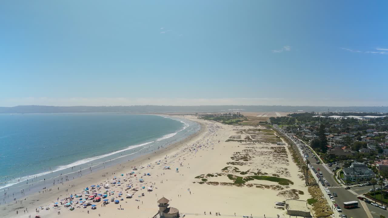 la playa pública de las dunas con turistas relajándose bajo el sol en coronado, california, ee.uu.