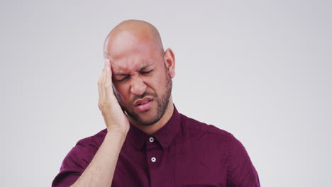 hombre con dolor de cabeza
