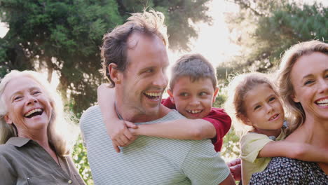 Außenporträt-Einer-Mehrgenerationenfamilie-Auf-Dem-Land-Vor-Der-Gleißenden-Sonne