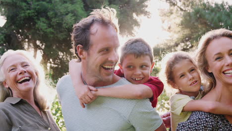 retrato al aire libre de una familia de varias generaciones en el campo contra el sol abrasador