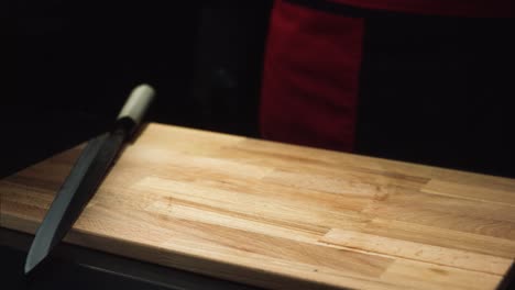 tabla de cortar y cuchillo