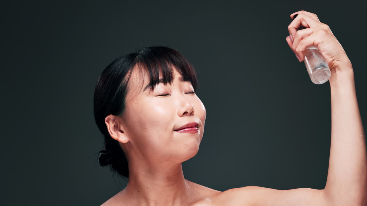 얼굴에 안개를 붙이는 여자