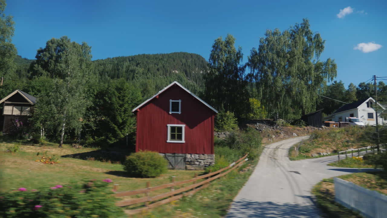 hermoso paisaje de la vista rural de noruega desde la ventana del autobús 4k video