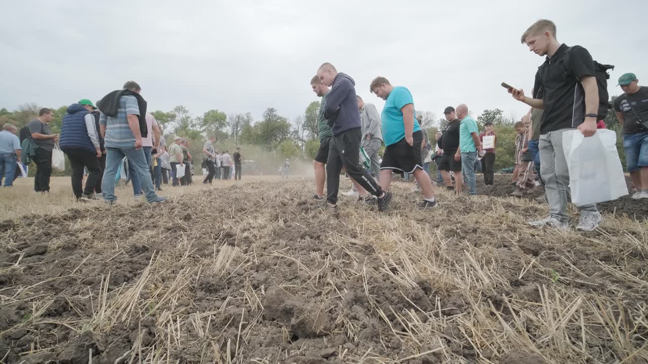 demostración de maquinaria agrícola en una exposición. los tractores operan en el campo, mostrando sus capacidades y rendimiento en acción