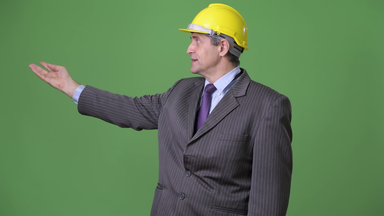 녹색 배경에 성숙한 잘생긴 사업가