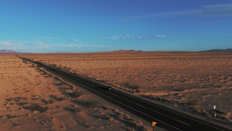 Coche-Moderno-Conduciendo-Por-Una-Calle-En-El-Desierto-De-California-A-Arizona.