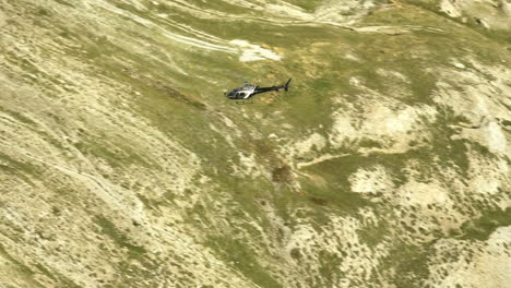 siguiendo un helicóptero en vuelo día soleado montañas de los alpes franceses