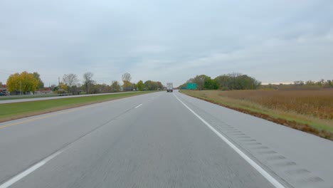 Pov-Während-Der-Fahrt-Auf-Der-Interstate-I280-In-Der-Nähe-Der-Börse-Für-Die-Interstate-I74-Und-Dem-Quad-Citys-Airport-Im-Spätherbst-An-Einem-Bewölkten-Tag-In-Der-Nähe-Von-Moline-Illinois