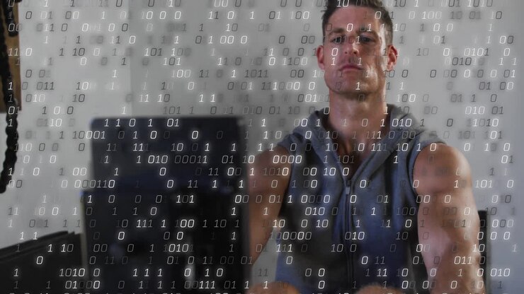 Animation der Datenverarbeitung über einem weißen Mann, der ein Rudergerät im Fitnessstudio benutzt