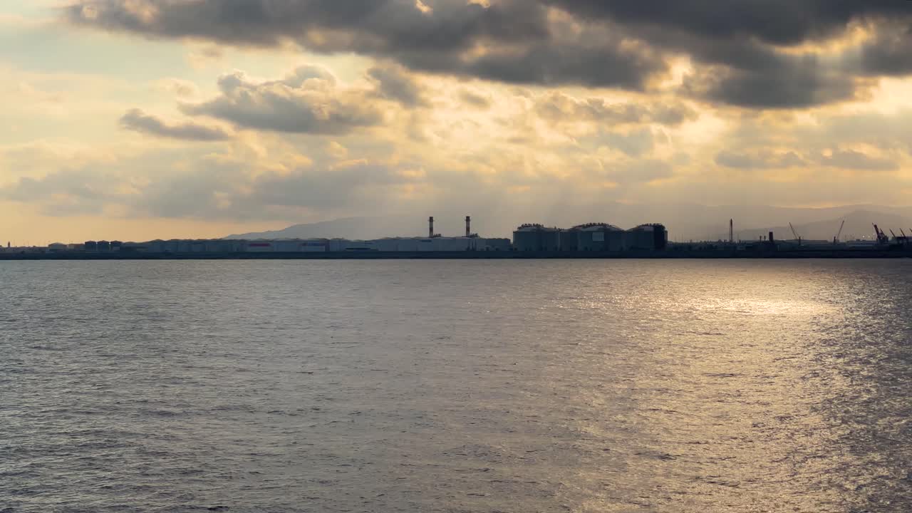 석양의 바르셀로나 항구 케이 라인 타워와 컨테이너 선을 싣는 크레인 여객 페리