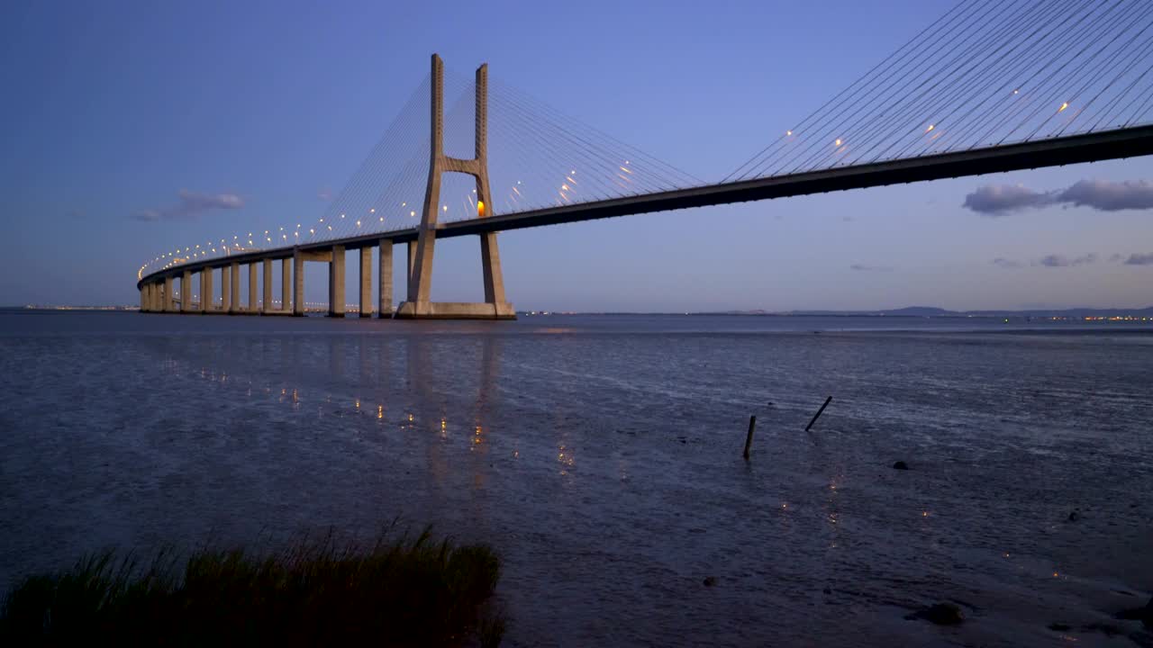 해가 지는 시 에 리오 테조 강 근처 에 있는 포테 바스코 다 가마 다리