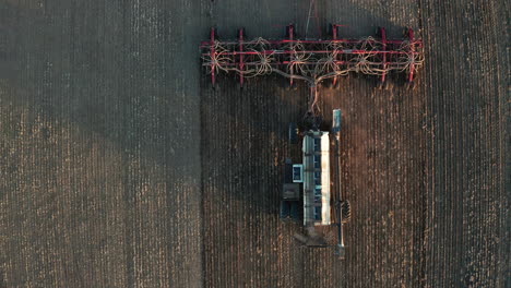 Siembra-En-El-Campo-Con-Tractor-Y-Sembradora,-Disparo-De-Drones