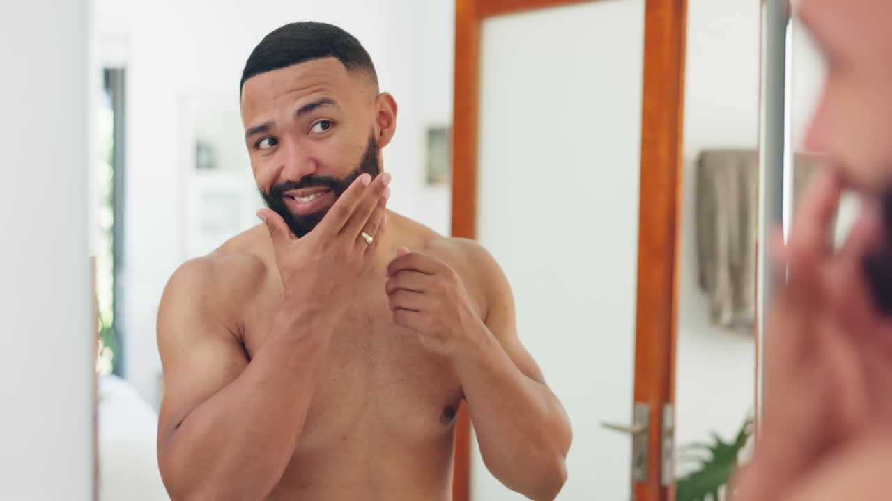 욕실 거울에서 자신을 바라보는 남자