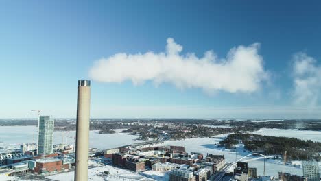 Toma-Aérea-Estática-De-Una-Pila-De-Gases-De-Combustión-En-Invierno