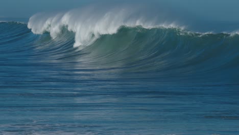 Hermosas-Olas-Del-Océano-En-Cámara-Lenta-Chocando-Y-Rompiendo-En-La-Orilla-Del-Mar-En-Hawaii