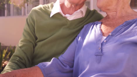 una pareja de ancianos sentados juntos.
