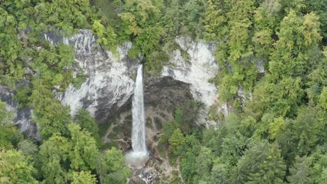 vista panorámica de la cascada wildenstein en los alpes austriacos del sur, tiro estático aéreo