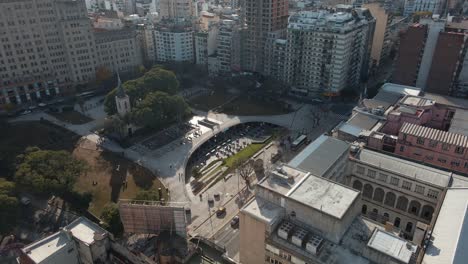 Panorámica-Aérea-A-La-Izquierda-De-La-Plaza-Houssay-Rodeada-Por-Las-Facultades-De-Medicina-Y-Ciencias-Económicas,-Buenos-Aires