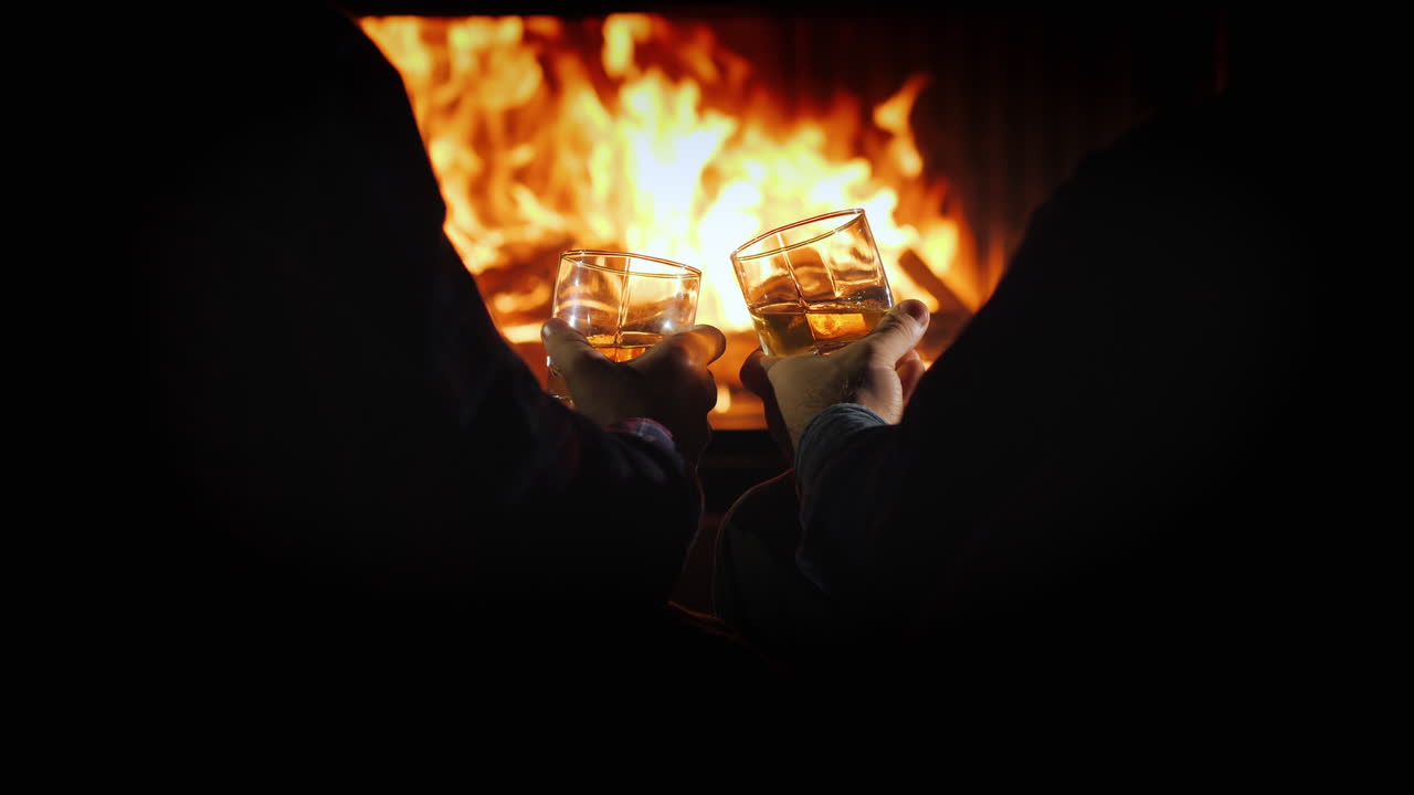 hombres con vasos de alcohol fuerte descansan junto a la chimenea escape de invierno