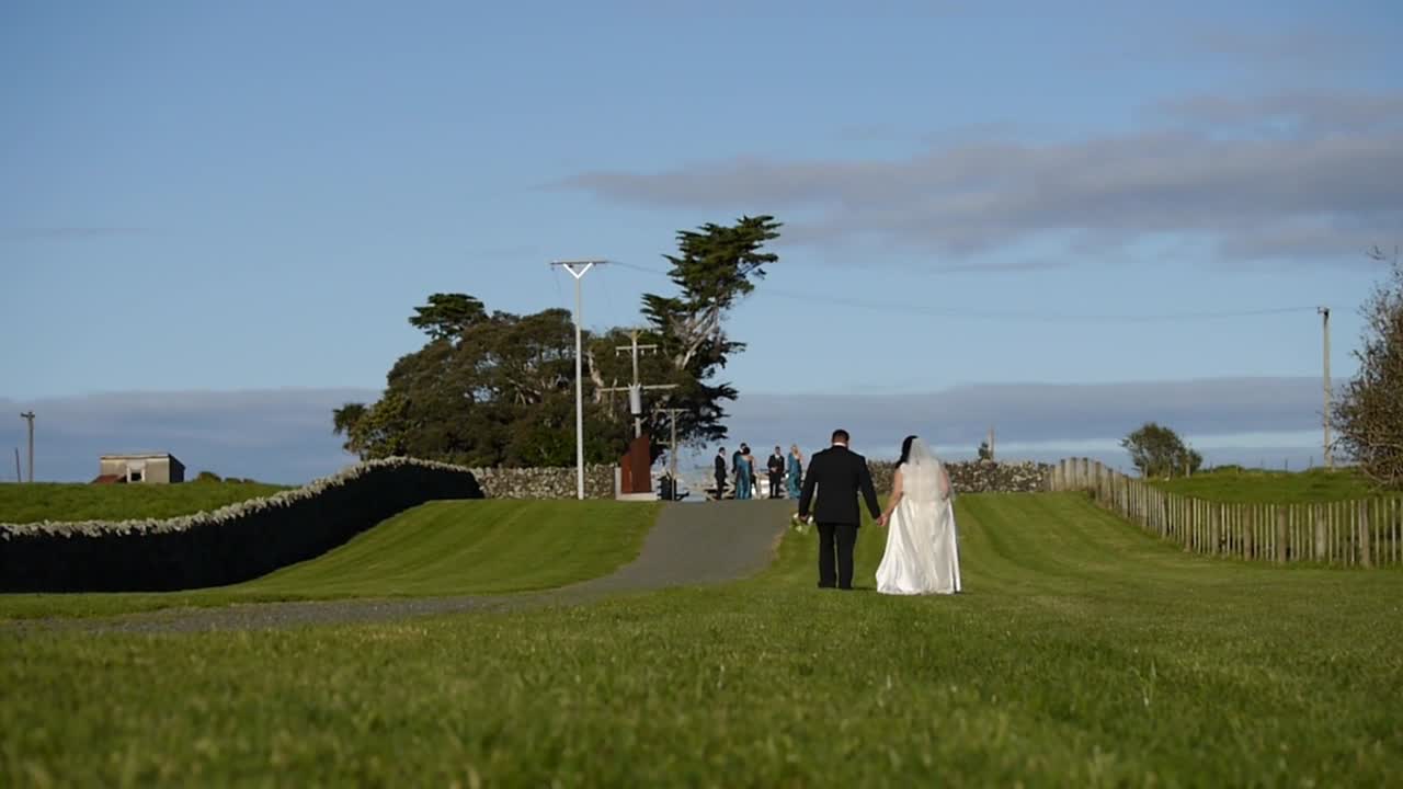 신부 - 결혼식 꽃과 신랑의 샷