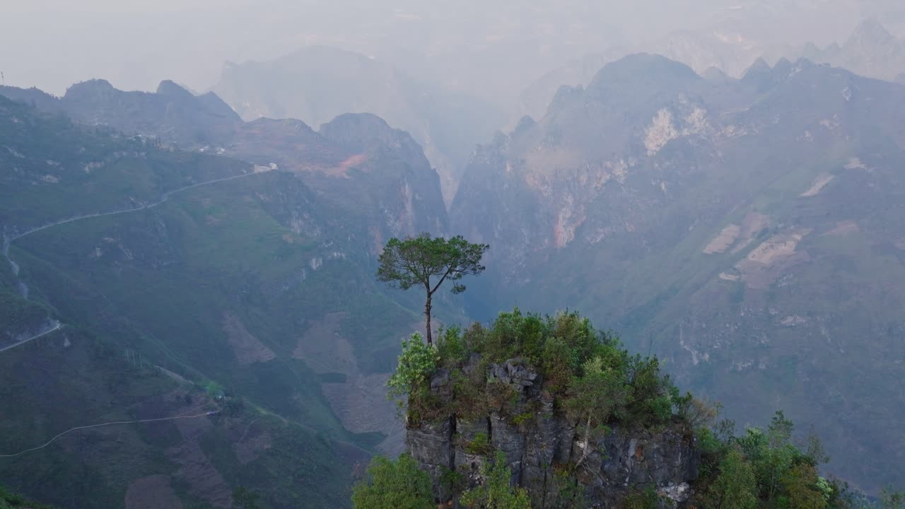este metraje captura una vista serena desde el norte de vietnam, con un árbol solitario de pie con orgullo en la cima de una montaña