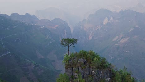 Este-Video-Captura-Una-Vista-Serena-Del-Norte-De-Vietnam,-Con-Un-árbol-Solitario-Que-Se-Alza-Orgulloso-En-La-Cima-De-Una-Montaña.