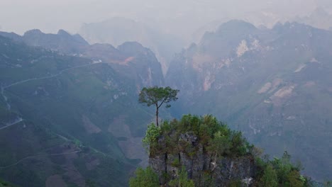 este metraje captura una vista serena desde el norte de vietnam, con un árbol solitario de pie con orgullo en la cima de una montaña