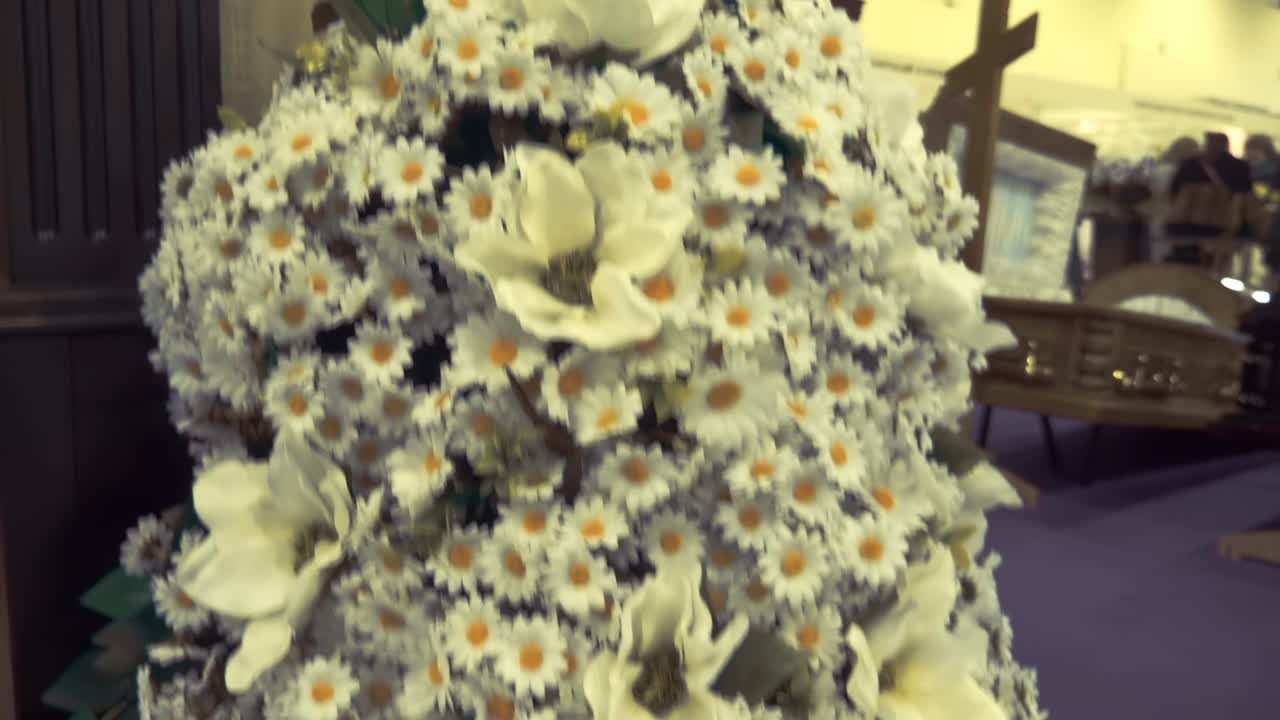 전시회에서 관을 장식하기 위해 인공 꽃으로 된 고급스러운 꽃줄