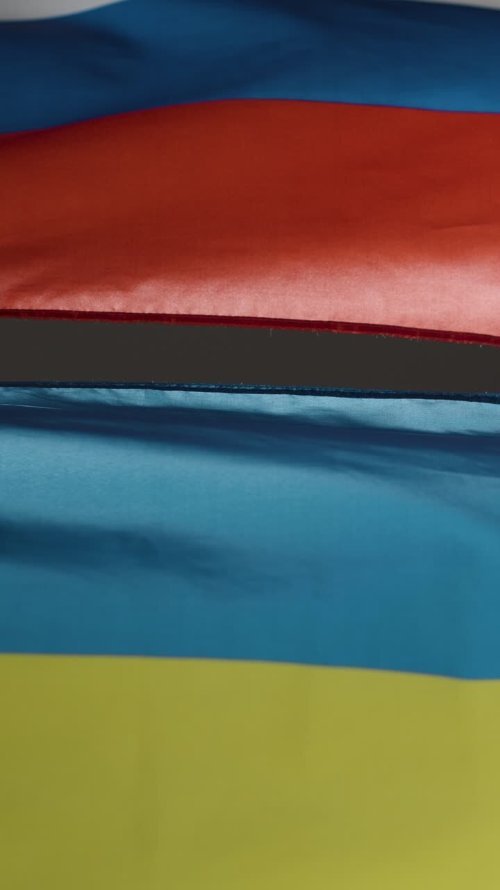Imagem Vertical de Bandeiras Ucranianas e Russas 02