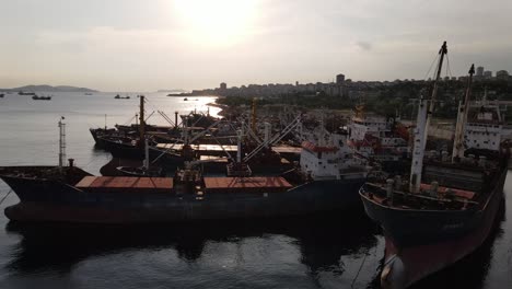 Barcos-Anclados-En-El-Puerto-1