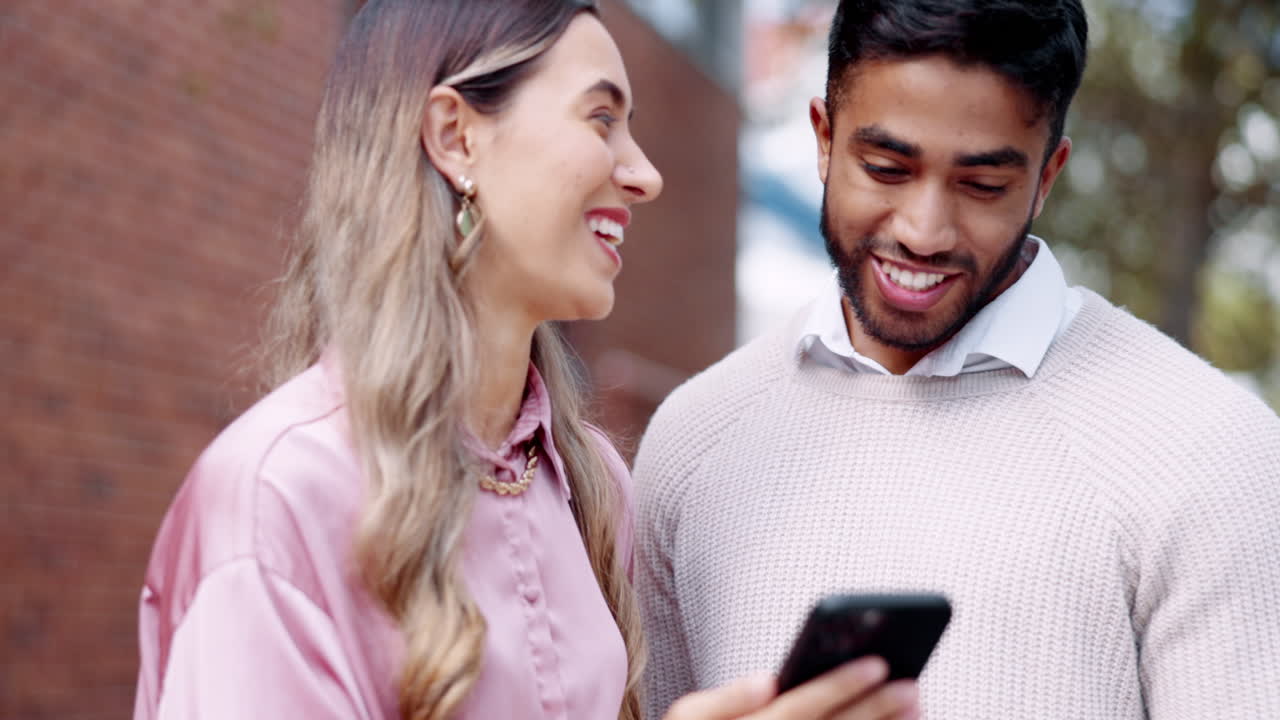teléfono, pareja riendo y sonriendo en la ciudad