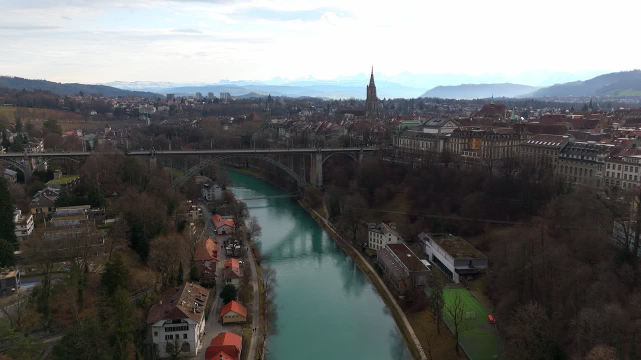 puente de arco sobre el río aare que conduce al centro histórico de la ciudad de berna