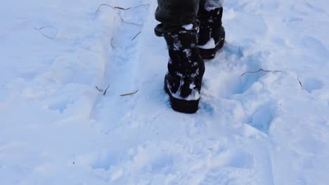 Nahaufnahme-Von-Zeitlupe-Beim-Gehen-Im-Schnee-Mit-Militärstiefeln