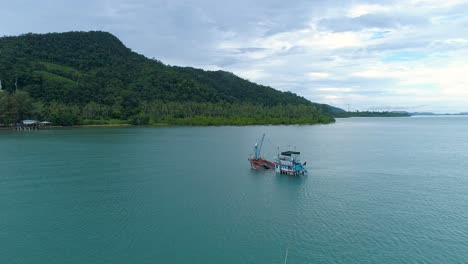 drone dando vueltas alrededor de un barco medio hundido en el mar