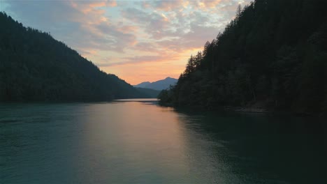 fondo de montaña de la naturaleza canadiense durante el colorido atardecer-7