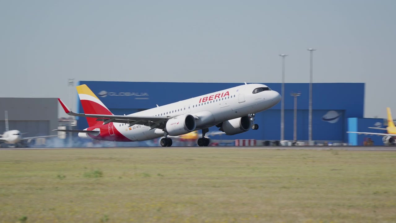 Pesawat Penumpang Iberia Mendarat di Landasan Pacu Bandara