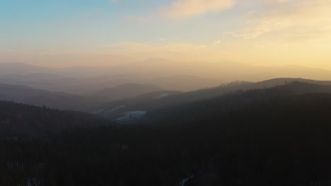 Luftaufnahme-Von-Wäldern-Und-Bergen-Im-Winter-8