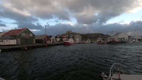 pequeños barcos de pesca se encuentran en el puerto