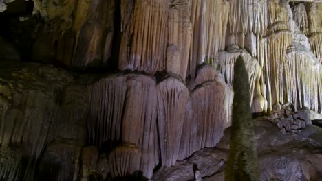 stalaktiten und stalagmiten im größten höhlenkomplex son doong in phong nha vietnam