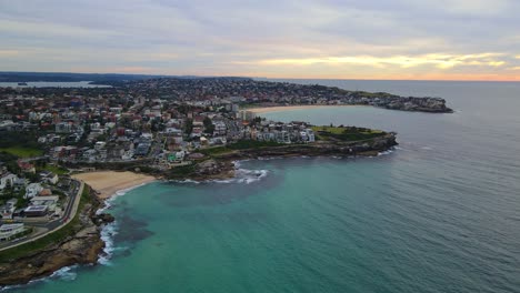 Landschaft-Des-Gesamten-Stadtbildes-An-Der-Küste-Von-Tamarama-Und-Bondi-Beach-In-Der-Abenddämmerung-In-Australien