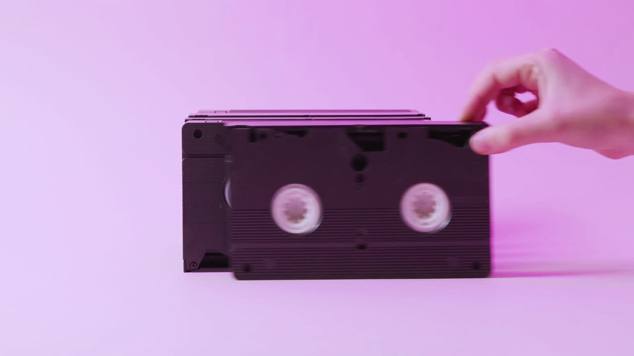 casetes de vhs con fondo de color lila
