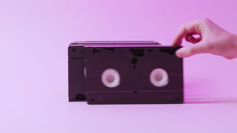 casetes de vhs con fondo de color lila