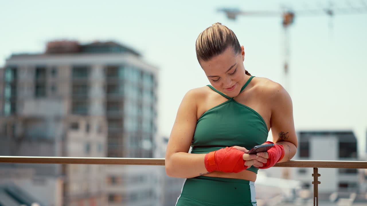 fitness, teléfono y mujer al aire libre para kickboxing